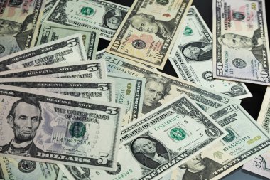 5 Amerikan Doları banknotları, 5 dolarlık banknotlar, en üst mertebedeki Abraham Lincoln banknotları.