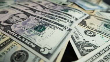 5 Amerikan Doları banknotları, 5 dolarlık banknotlar, en üst mertebedeki Abraham Lincoln banknotları.