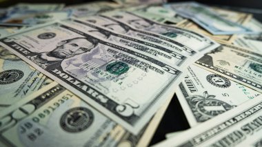 5 Amerikan Doları banknotları, 5 dolarlık banknotlar, en üst mertebedeki Abraham Lincoln banknotları.