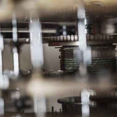 Eski bir saat mekanizması. Tonlama tekniğinde yapılmış bir saat mekanizması. Merkezi dişlilere odaklan. Çok sığ bir alan..