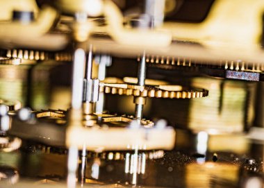 Eski bir saat mekanizması. Tonlama tekniğinde yapılmış bir saat mekanizması. Merkezi dişlilere odaklan. Çok sığ bir alan..