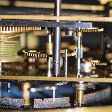 Eski bir saat mekanizması. Tonlama tekniğinde yapılmış bir saat mekanizması. Merkezi dişlilere odaklan. Çok sığ bir alan..