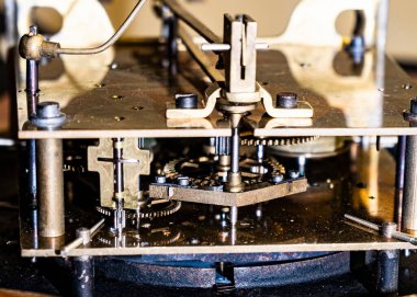 Eski bir saat mekanizması. Tonlama tekniğinde yapılmış bir saat mekanizması. Merkezi dişlilere odaklan. Çok sığ bir alan..