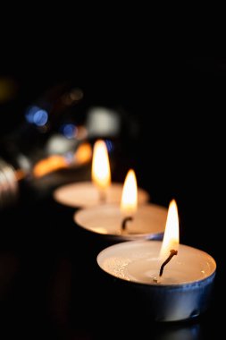 Arka planda elektrik lambası ve mum var. Parlayan lamba ve mum. Elektrik kesintisi yok. Yüksek elektrik fiyatları. Elektrik tasarrufu.