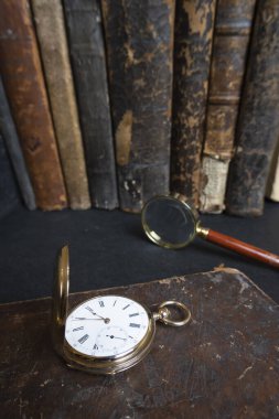 Altın bir cep saati altın bir kolyede 