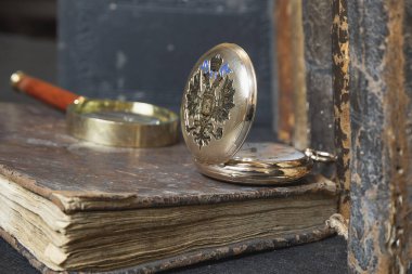 Altın bir cep saati altın bir kolyede 