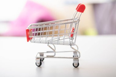 Beyaz arka planda izole edilmiş alışveriş arabası.