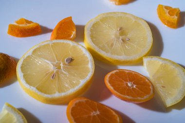 Portakal, limon, greyfurt ve Mandarin dilimlerinin renkli yaratıcı arka planı. Düz yatar makro yakın plan, üst görünüm