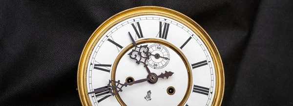 2023手でヴィンテージクロック 黄金のフレームを持つ歴史的な時計の時計の時計の顔に近いビュー — ストック写真