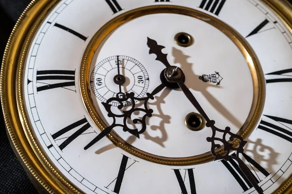 2023 Годинник Вінтажа Руками Закріпіть Погляд Годинникові Годинники Золотою Рамою — стокове фото