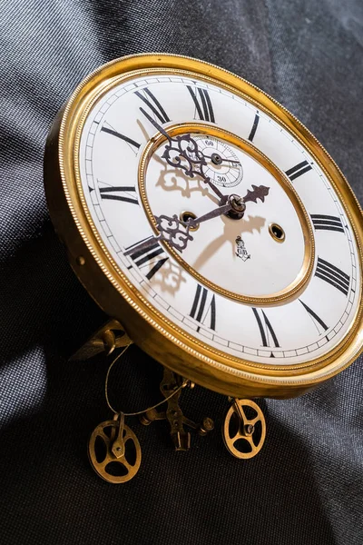 2023年3月12日手工古董钟 金相框历史性钟表的钟面近景 — 图库照片