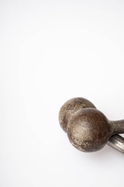 Beyaz arkaplanda siyah eski halterler izole edildi