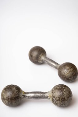 Beyaz arkaplanda siyah eski halterler izole edildi