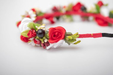 renkli çiçekli beyaz izole çelenk