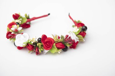renkli çiçekli beyaz izole çelenk