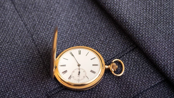 Reloj Bolsillo Oro Fondo Hombre Suit Retro Estilo Moda Vintage —  Fotos de Stock