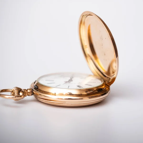 Klasik Altın Cep Saati Özlemleri Beyaz Arka Planda Izole Edilmiş — Stok fotoğraf