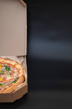 Bir bardak kırmızı şarap ve pizza. Lezzetli ev yapımı, İtalyan usulü, sebzeli ve peynirli tam buğday pizzası. Şarap eşliğinde romantik bir akşam yemeği..