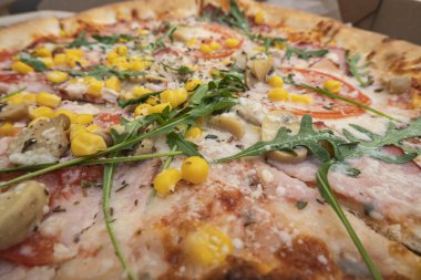 Bir bardak kırmızı şarap ve pizza. Lezzetli ev yapımı, İtalyan usulü, sebzeli ve peynirli tam buğday pizzası. Şarap eşliğinde romantik bir akşam yemeği..