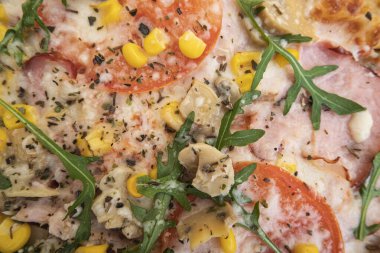 Bir bardak kırmızı şarap ve pizza. Lezzetli ev yapımı, İtalyan usulü, sebzeli ve peynirli tam buğday pizzası. Şarap eşliğinde romantik bir akşam yemeği..