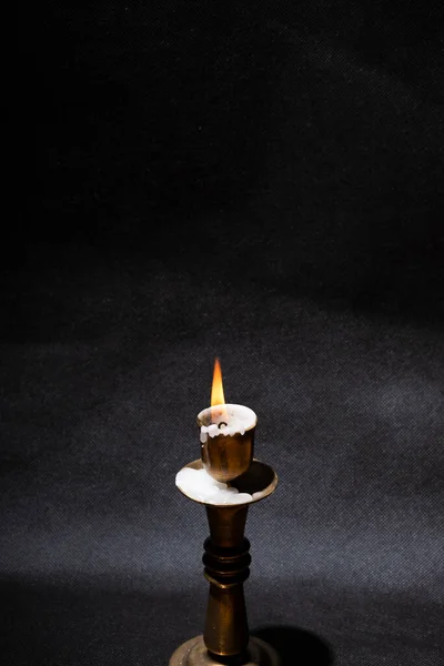 Антична Бронзова Свічка Свічкою Столі Чорному Тлі — стокове фото