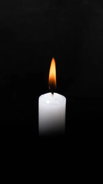 Eine Kerze Brennt Hell Schwarzen Hintergrund Kerze Flamme Kerzenschein Dunkel — Stockfoto