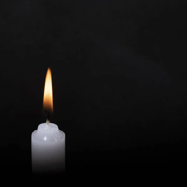 Одна Светлая Свеча Ярко Горит Черном Фоне Свеча Пламя Свеча — стоковое фото