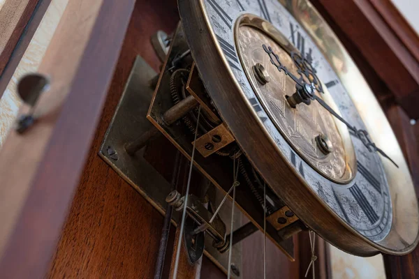 Παλιό Ξύλινο Ρολόι Ένα Εκκρεμές Κρεμασμένο Στον Τοίχο — Φωτογραφία Αρχείου