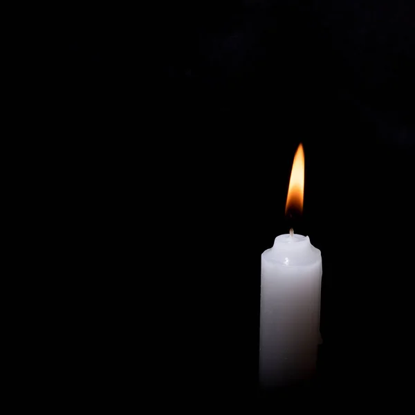 Weiße Brennende Kerze Auf Schwarzem Hintergrund — Stockfoto