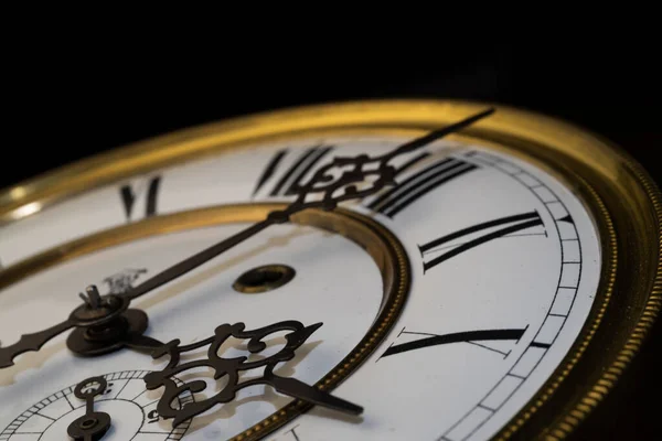 Antiguo Reloj Madera Con Péndulo Colgado Pared —  Fotos de Stock