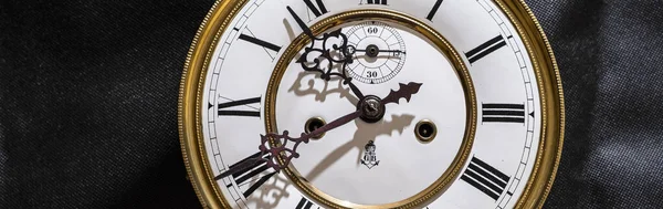 Velho Relógio Madeira Com Pêndulo Pendurado Parede — Fotografia de Stock