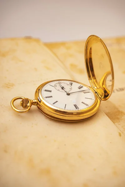 Винтажные Золотые Карманные Часы Открытой Старой Книге — стоковое фото