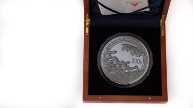 Fotoğraf, Lviv kentindeki Ukrayna 'da çekildi. Beyaz arka planda para. Pekin 'de 2008 XXIX Olimpiyatları' nda 300 yuan. Çin. 1 kg