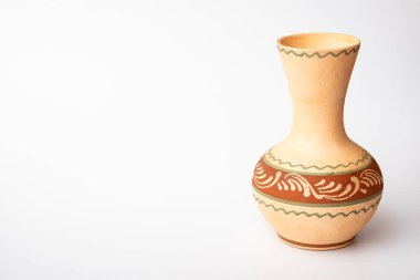 Beyaz arka plan üzerinde izole kil sürahi