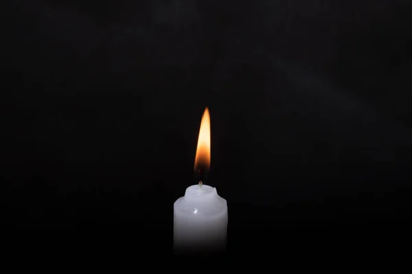 Αναμμένο Κερί Πάνω Μαύρο Φόντο Λευκό — Φωτογραφία Αρχείου