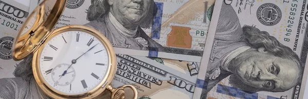 100ドル札で懐中時計の顔のマクロショットベン フランクリンのお金と時間の概念 アメリカの法案ドルの山の上に古い懐中時計 — ストック写真