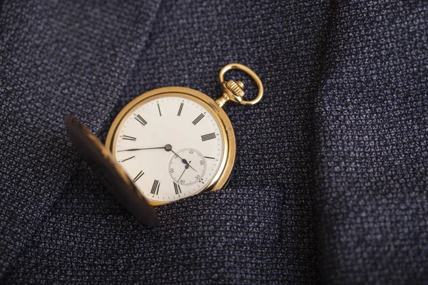Goldene Taschenuhr Auf Dem Hintergrund Des Anzugs Eines Mannes Retro — Stockfoto