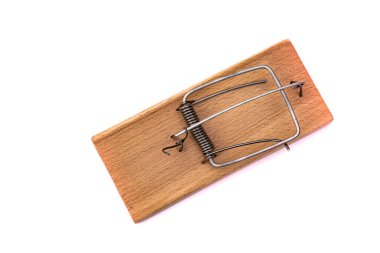 Beyaz arka planda izole edilmiş bir fare kapanı. Çelik yayı olan bir fare kapanı. Stüdyo makrosu. Beyaz arkaplanda ayrıl.