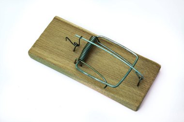 Beyaz arka planda izole edilmiş bir fare kapanı. Çelik yayı olan bir fare kapanı. Stüdyo makrosu. Beyaz arkaplanda ayrıl.