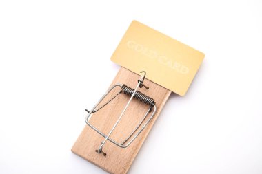 Fare kapanındaki altın kredi kartı, finansal tuzak, borç, finansal sorunlar..