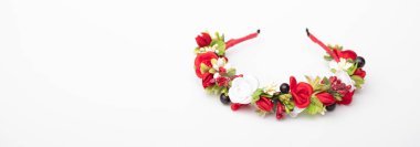 renkli çiçekli beyaz izole çelenk