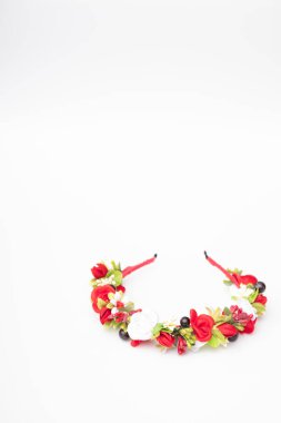 renkli çiçekli beyaz izole çelenk