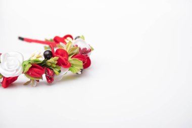 renkli çiçekli beyaz izole çelenk