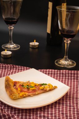 Şarap ve pizzayla romantik bir akşam yemeği