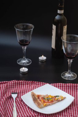 Şarap ve pizzayla romantik bir akşam yemeği