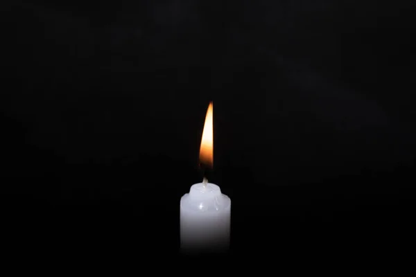 燃烧的蜡烛在黑色背景上的白色 — 图库照片