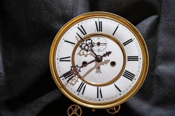 壁に振り子がかかっている古い木製の時計 — ストック写真