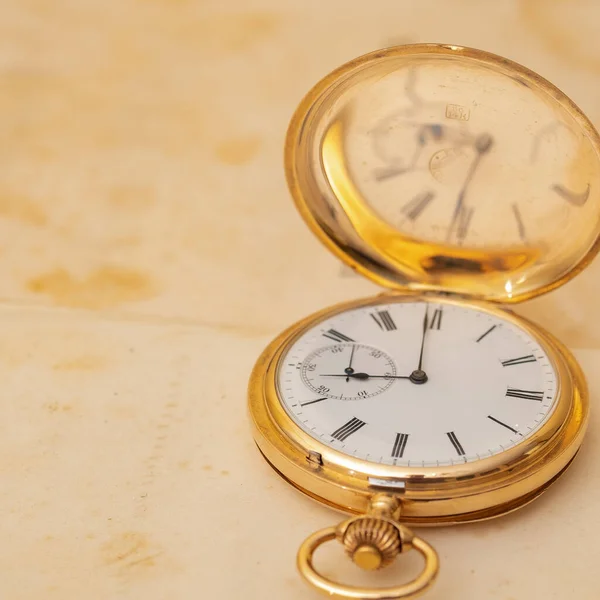 Vintage Złota Kieszeń Zegarek Otwartej Starej Książce — Zdjęcie stockowe