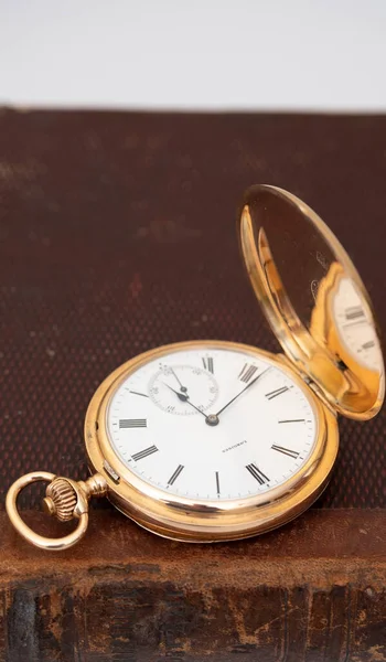 2023 Lvov Ucrania Reloj Bolsillo Oro Vintage Longines Aislados Sobre —  Fotos de Stock