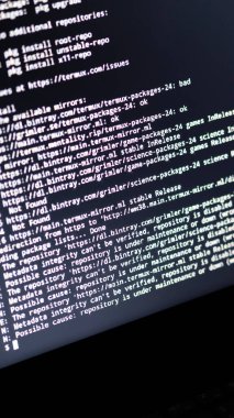 Yazılım kaynak kodu. Program kodu. Bilgisayar ekranında kod. Müteahhit ofiste program kodları üzerinde çalışıyor. Kaynak kodlu fotoğraf.